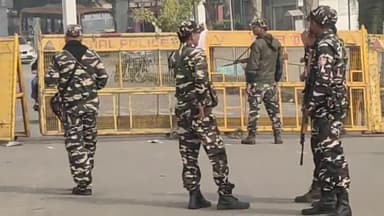 करनाल: कर्ण लेक पर किसानों को रोकने के लिए लगाए गए बैरीकेड व बड़े-बड़े सीमेंट के डिवाइडर, पुलिस व एसएसबी के जवान तैनात