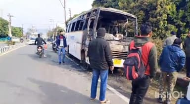 देहरादून: रायपुर क्षेत्र में बस में लगी भीषण आग, राहगीरों की जुटी भीड़