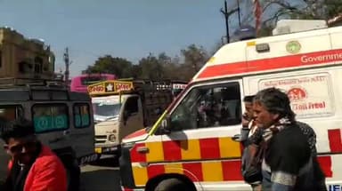 सीतामऊ: सीतामऊ क्षेत्र के लदुना चौराहा पर फिर लगा लंबा जाम फंसी एम्बुलेंस काफी मशक्कत  के बाद निकल गया एंबुलेंस को