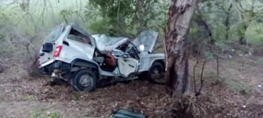 हमीरपुर: भरुआ सुमेरपुर क्षेत्र के मुंडेरा रोड पर बदनपुर मोड़ के पास कार अनियंत्रित होकर पलटी एक की मौत छह घायल।