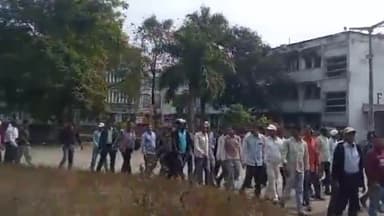 कांके: रांची के धुर्वा में एचईसी के कर्मियों ने निकाली मजदूर एकता रैली, वेतन नहीं मिलने का जता रहे विरोध