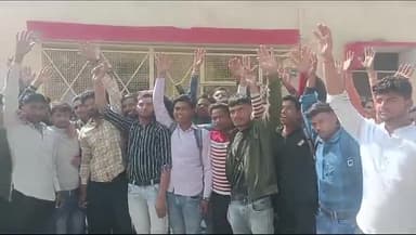 जलेसर: पुलिस भर्ती परीक्षा में पेपर लीक होने का आरोप लगाते हुए जलेसर तहसील कार्यालय पहुंचे अभ्यर्थियों ने SDM को सौंपा ज्ञापन