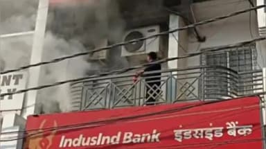 भदोही: भदोही में इंडसइंड बैंक में शॉर्ट सर्किट से लगी आग,एसी के आउटडोर जले