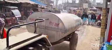 डिबाई: डिबाई नगर पालिका परिषद अधिशासी अधिकारी रेनू यादव के धर्मपुर मार्ग पर उड़ रही धूल को रोकने के लिए कराया पानी का छिड़काव