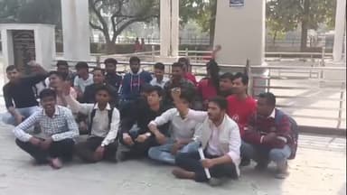 गोंडा: यूपी नागरिक पुलिस भर्ती परीक्षा पेपर लीक होने का आरोप लगाकर परीक्षार्थियों ने गांधी प्रतिमा के समक्ष किया धरना-प्रदर्शन
