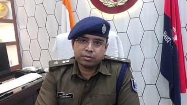 जमुई: आत्मसमर्पण करने वाले 4 नक्सली के परिजन को समाहरणालय में DM और SP ने दिया ढाई-ढाई लाख रुपया का चेक