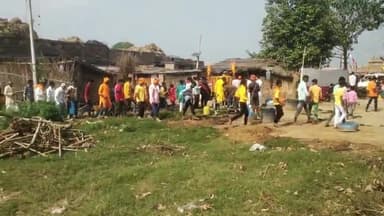 आरा: डुमरिया में आयोजित मा काली प्राण प्रतिष्ठा सह शत चंडी महायज्ञ में मंडप  परिक्रमा को काफी संख्या में जुट रहे श्रद्धालुओ