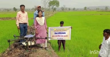 पिथौरा: ग्राम धनसुली में कृषि विज्ञान केंद्र महासमुंद के द्वारा किसानों के समक्ष दवा का छिड़काव कर किया गया प्रदर्शन