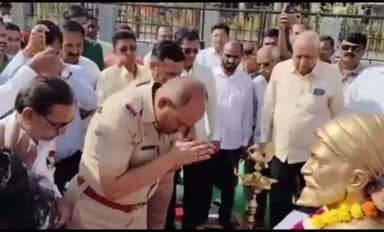 शहादा: शिवजयंतीनिमित्त दोंडाईचा रोडवरील छत्रपती शिवाजी महाराजांच्या पुतळ्याला पुष्पहार अर्पण करून करण्यात आले अभिवादन