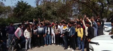 एटा: PS नगर में पुलिस परीक्षा पेपर लीक होने का आरोप लगाकर छात्रों ने कलेक्ट्रेट पहुंचकर CM के नाम डीएम को सौंपा ज्ञापन