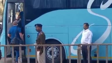 कांके: रांची एयरपोर्ट पहुंची भारत और इंग्लैंड की टीम, काफी संख्या में एयरपोर्ट पहुंचे क्रिकेट फैंस