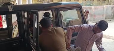 एटा: अज्ञात वाहन की टक्कर से बाइक सवार युवक हुआ गंभीर घायल पुलिस ने कराया मेडिकल में भर्ती हालत गंभीर कोतवाली देहात का मामला