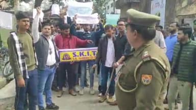 मिलक: मिलक :सैकड़ों छात्र छात्राओं ने मंगलवार को यूपी पुलिस परीक्षा को दोबारा कराने के लिए SDMके माध्यम से सरकार को भेजा ज्ञापन