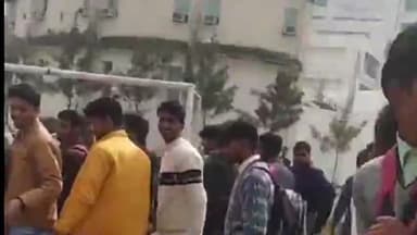 अमरोहा: वेंकटेश्वरा विश्वविद्यालय के छात्रों ने डिग्री के नाम पर ₹10000 की अवैध वसूली का आरोप लगाते हुए वीडियो किया वायरल