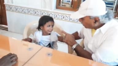 गुना नगर: हनुमान टेकरी धाम पर दर्शन करने आए माता-पिता से बिछड़ी 6 साल की बच्ची का रो-रोकर हुआ बुरा हाल, ट्रस्ट के लोगों ने मिलाया