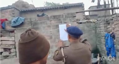 सिधवलिया: महम्मदपुर थाना क्षेत्र में पुलिस ने कोर्ट के आदेश के बाद 12 अभियुक्तों के घर चिपकाए इश्तिहार
