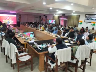 हमीरपुर: जिलाधिकारी ने कलेक्ट्रेट बैठक में खराब प्रगति पर डीसी एनआरएलएम और एलडीएम का रोका वेतन