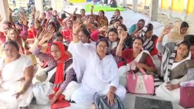 महाराजगंज: कलेक्ट्रेट परिसर में निश्चित मानदेय की मांग को लेकर आशा ने दिया धरना