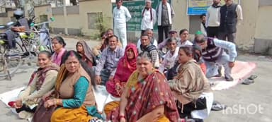 एटा: कोतवाली नगर क्षेत्र कलेक्ट्रेट स्थित धरना स्थल पर विभिन्न कंपनियां द्वारा ठगे जाने के बाद पीड़ित पहुंचे धरना स्थल