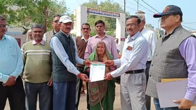 हमीरपुर: मौदहा मे बेवा के मकान का फर्जी बैनामा व कब्जे को लेकर सैनिक संगठन बेवा के पक्ष मे आकर उतरे मैदान में दी थाने में तहरीर