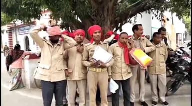 इटावा: कलैक्ट्रेट में ग्राम प्रहरी चौकीदार संघ ने अपनी मांगों को लेकर डीएम को सम्बोधित ज्ञापन अतिरिक्त मजिस्ट्रेट को दिया ।