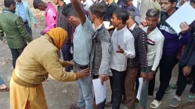 करपी: किंजर 10+2 इन्टर स्तरीय मैट्रिक परीक्षा केन्द्र पर गहन जांच के बाद परीक्षार्थियों को परीक्षा केंद्र में दी गई प्रवेश