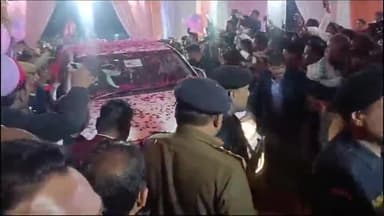 जलेसर: सपा मुखिया अखिलेश यादव के जलेसर पहुंचने पर पार्टी कार्यकर्ताओं एवं युवाओं ने किया जोरदार स्वागत।