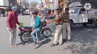 खुरई: शहरी थाना पुलिस ने सागर नाका पर लगाई वाहन चैकिंग बिना हेलमेट, लाइसेंस व नंबर प्लेट पाने पर दी समझाइश