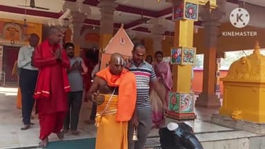 सोनपुर । विश्व विख्यात हरिहर क्षेत्र सोनपुर के प्रसिद्ध श्री गजेन्द्रमोक्ष देवस्थान नौलखा मन्दिर में हो रहे पचीसवें श्री ब्रह्मोत्सव के दूसरे दिन गरुड़ स्तंभ पर गरुड़ ध्वज फहराया गया।