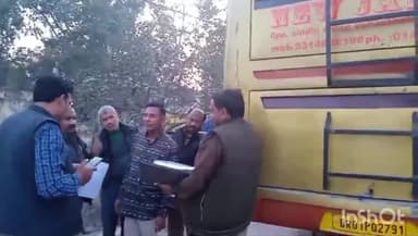 जालौन: जालौन क्षेत्र के दीनदयाल चौराहे के पास ARTO ने अवैध परिवहन कर रहे प्राइवेट बस को पकड़ा की कार्रवाई।