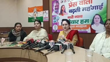 पंचकूला: सेक्टर-1 में हरियाणा महिला कांग्रेस की प्रदेश अध्यक्ष सुधा भारद्वाज ने केंद्र सरकार पर बढ़ती महंगाई को लेकर साधा निशाना