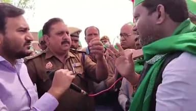 चोलापुर में आक्रोशित किसानों ने किया धरना प्रदर्शन, बोले- रोड नहीं तो टोल नहीं