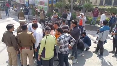 मुज़फ्फरनगर: उत्तर प्रदेश पुलिस भर्ती परीक्षा को दोबारा कराए जाने को लेकर महावीर चौक पर छात्रों के द्वारा जाम लगाकर किया गया प्रदर्शन