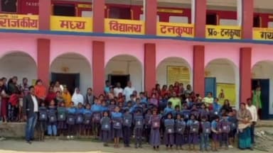 टनकुप्पा: टनकुप्पा मिडिल स्कूल के 55बच्चों को मिला स्कूली बैग व पाठ्य सामग्री, बच्चे दिखे खुश