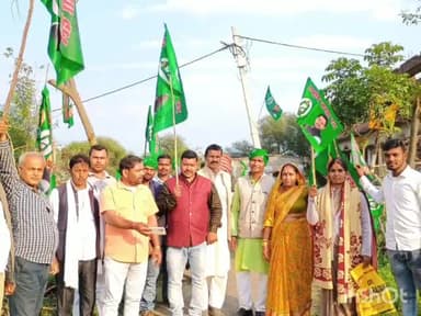 नबीनगर: तेजस्वी यादव की जन विश्वास यात्रा को सफल बनाने हेतु राजद कार्यकर्ताओं ने प्रखंड क्षेत्र के विभिन्न गांवों का किया भ्रमण