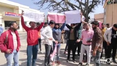 आगरा: एमजी रोड स्थित जिला मुख्यालय पर पुलिस भर्ती की परीक्षा देने वाले अभ्यर्थियों ने किया जोरदार प्रदर्शन