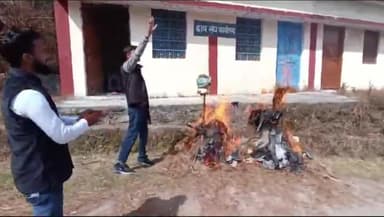 थराली: राजकीय महाविद्यालय तलवाड़ी में छात्र-छात्राओं ने CM धामी एवं उच्च शिक्षा मंत्री का फूंका पुतला, जमकर की नारेबाजी