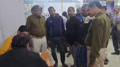 जमुई: उत्पाद विभाग ने जमुई के अलग-अलग जगहों से 15 लीटर शराब के साथ चार तस्कर को किया गिरफ्तार, एक बाइक जब्त