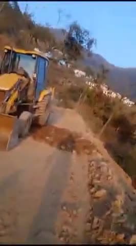 थलीसैंण: थैलीसैंण रोली बगवाड़ी मोटर मार्ग की स्थिति बदहाल, जान जोखिम में डाल सफ़र कर रहे हैं लोग