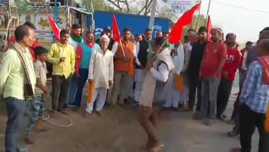 संदेश: जगदीशपुर जाने के क्रम में माले और राजद कार्यकर्ताओ ने बिहार के पूर्व उपमुख्यमंत्री का फूल मालाओं से स्वागत किया