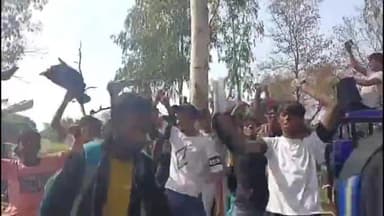 जमुई: जमुई में मैट्रिक परीक्षा खत्म होते ही अश्लील भोजपुरी गानों पर केंद्र के बाहर डंस करने लगे परीक्षार्थी, वीडियो हुआ वायरल