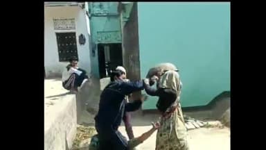 मैनपुरी: बरनाहल थाना क्षेत्र के नगला दौलत में मामूली विवाद को लेकर दो पक्षों में जमकर हुई मारपीट, वीडियो सोशल मीडिया पर हुआ वायरल