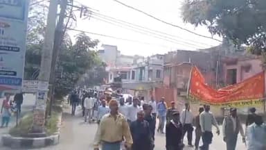 कांके: बकाया वेतन देने की मांग को लेकर हरमू स्थित बीजेपी कार्यालय का घेराव करने निकले HEC कर्मी