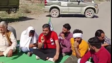 करनाल: गड़ी बीरबल के पास किसानों ने किया रोड जाम ड्यूटी मजिस्ट्रेट मौके पर मौजूद।