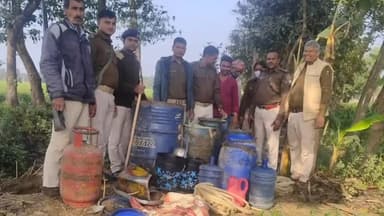 शिवहर: ALTF की टीम ने सलेमपुर से करीब 300 लीटर अर्धनिर्मित शराब और शराब बनाने का उपकरण किया बरामद।