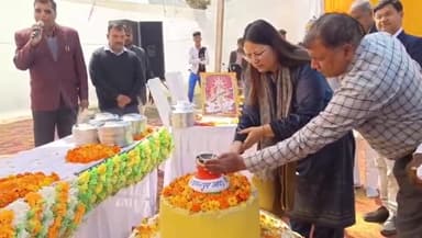 गोंडा: कम्पोजिट विद्यालय लक्ष्मणपुर जाट में निपुण बच्चों को डीएम ने किया सम्मानित