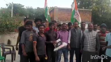 मांडू: विजय क्लब इन्द्राबाद के खिलाड़ियों को मांडू प्रखंड अध्यक्ष ने मांडू चट्टी पंचायत में  वितरित किया वॉलीबाल