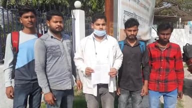 मुशहरी: कांटी प्रखंड के दामोदरी गांव में PCC सड़क निर्माण कार्य में अवरुद्धता पैदा करने की शिकायत लेकर ग्रामीणों ने डीएम से मुलाक़