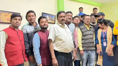 शिवहर: शिवहर शहर स्थित एक होटल में पत्रकारों की हुई बैठक ।