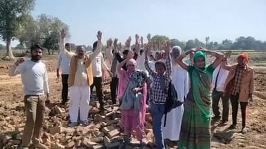 गोंडा: खतहवा को जाने वाले मार्ग पर लगे खड़ंजा को उखाड़े जाने से आक्रोशित ग्रामीणों ने किया प्रदर्शन